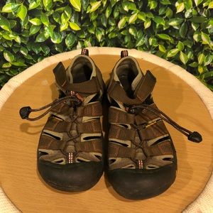 | Keen’s | boys shoes. Size 3.